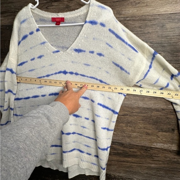 Jennifer Lopez White and Blue V-Neck Sweater with Artistic Stripes - Picture 4 of 7